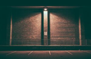 産後に通えるジムで駐車場完備の店舗はどこですか？